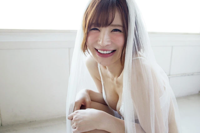 "愛がいっぱいＩカップ"。プラチナムのラスボス！？　手島 優、語る「私、グラビアに救われてます。なければ生きていけないです」