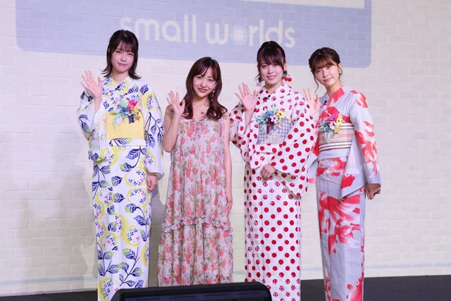 「スモールワールズTOKYO」の1周年記念イベントに登場した、(左から)小田えりな、板野友美、岡部麟、清水麻璃亜