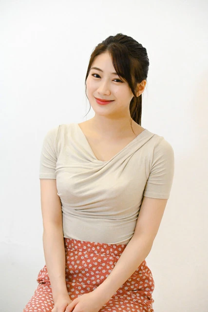 現役Ｕｂｅｒ　Ｅａｔｓの美人配達員グラドル・新海まきがバカレシピに挑戦！　「パンツ穿くのを忘れて、外出しちゃいました」