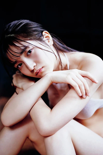 光に照らされた17歳の原石・黒嵜菜々子は、ほんのり天然ちゃん「アイドルのために野球部のマネジャーを辞めました。この感じ、『タッチ』みたい?」