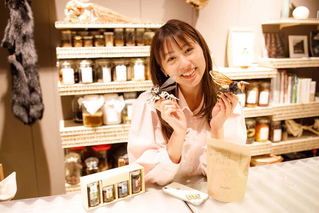 【週プレ　プラス！】昆虫マニア・荒川真衣「コオロギに愛おしさを感じて。生態の変化が激しくて面白い！」【偏愛ガールズクエスト】