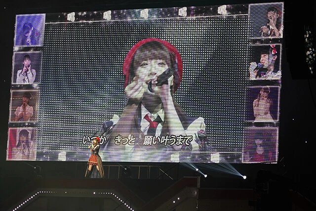 懐かしの映像とともに登場した荻野