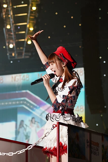 会場内をトロッコで移動しファンにあいさつ