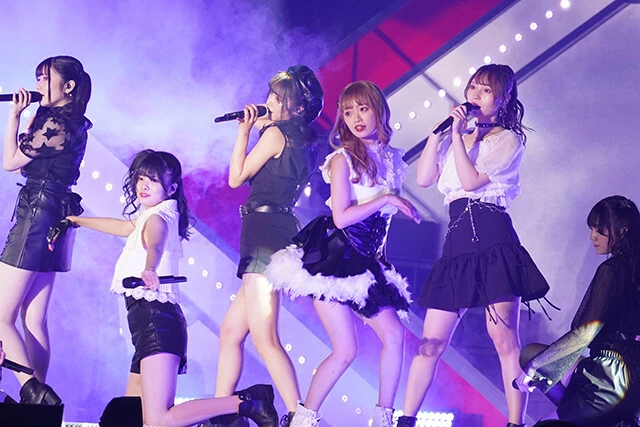 『Teacher Teacher』でビシっとダンスをキメる