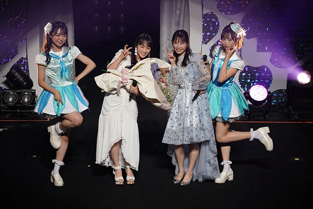 昔と変わらない笑顔でポーズを決める川栄李奈