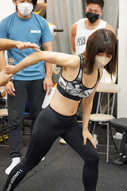 ぱつこはダンベルで二の腕をシェイプアップ