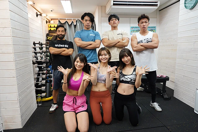 前列左から桜井木穂、桜田茉央、ぱつこ。後列左からいぬ太田、野田クリスタル、YUTARO、にしだっくす