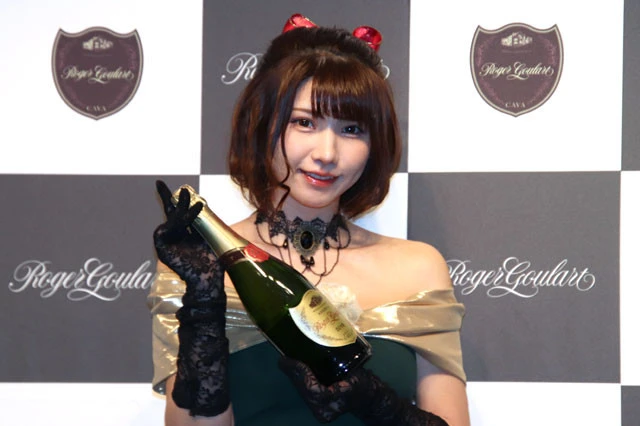 えなこが「ロジャーグラート」公式オススメイヤーに就任「もつ鍋と合うのにびっくり。おなかも心も幸せでした」