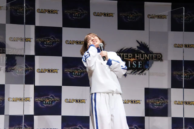 入口に武器がぶつかる場面を、全身で再現する本田