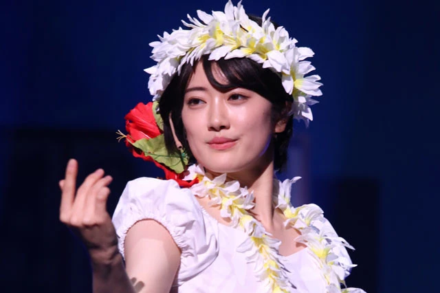 舞台『フラガール』開幕。乃木坂４６・樋口日奈、ＡＫＢ４８・山内瑞葵らが華麗にフラダンス