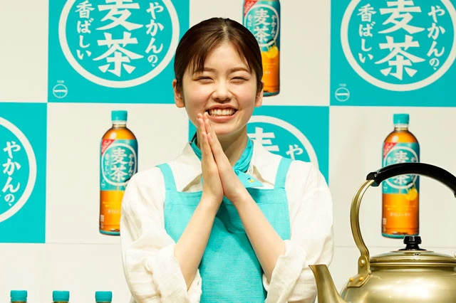 小芝風花が「やかんの麦茶」ＰＲイベントに登壇。その人柄の良さにスピードワゴンも感激
