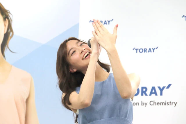 チャームポイントの短い小指を見せる間瀬