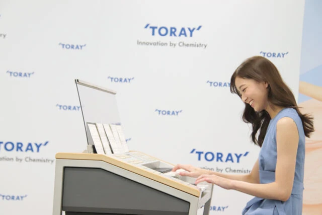 集まった報道陣を前にエレクトーン演奏を披露