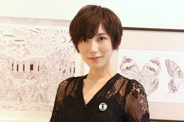 光宗薫が2年ぶりの個展を開催中。AKB48の活動を経てアーティストへ「絵のこと以外何もしてない。メガネにすっぴんで鏡も見ない。自分に興味ないんです」