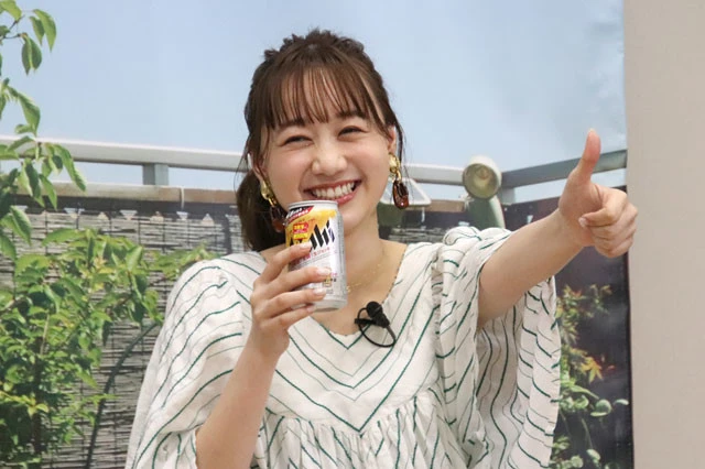 高田秋が『アサヒスーパードライ 生ジョッキ缶』の沸き立つビールの泡に「テンションが上がるしハッピー。私の必需品です!」