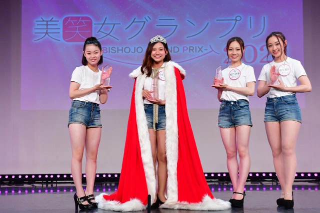 左から準グランプリの西あげは、山中菜々子、審査員特別賞の堀口叶夢・愛叶