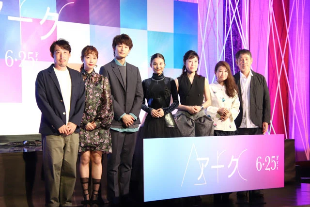 (左から)石川慶監督、清水くるみ、岡田将生、芳根京子、寺島しのぶ、風吹ジュン、小林薫