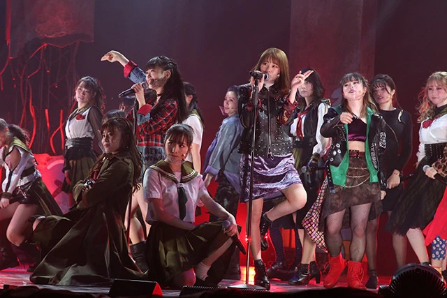 ＡＫＢ４８小栗有以の回し蹴りがさく裂！　舞台『マジムリ学園　蕾―ＲＡＩ―』開幕