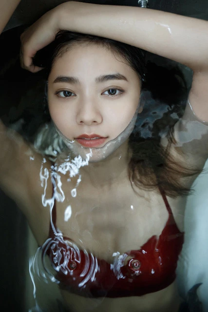 デジタル写真集『高く、美しく。』（撮影／中村昇）より