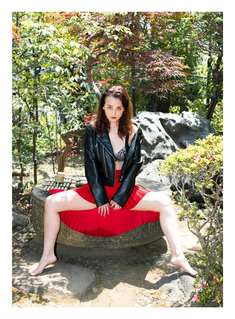 デジタル写真集『ＫＯＭＡＰＨＯＴＯ［ｆａｎｔａｓｙ］』（撮影／栗山秀作）より