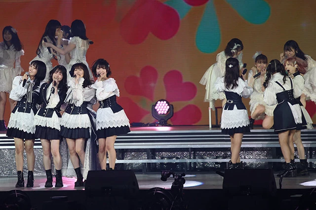 大島優子（右奥）がこっそり参加