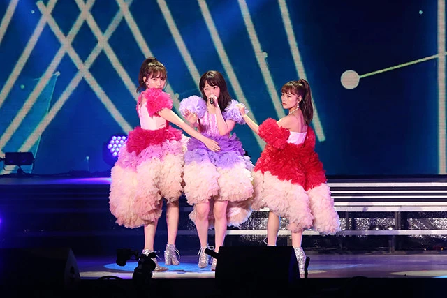 高橋みなみ、小嶋陽菜が登場