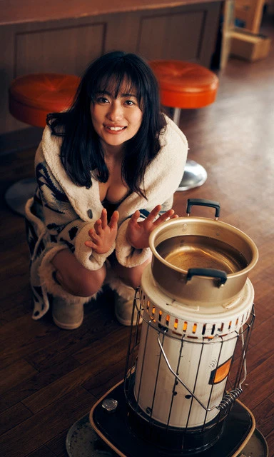 デジタル写真集『WPB 奥山かずさデジタル写真集~特装合本版~/マイナス8度の吐息。』(撮影/岡本武志)より