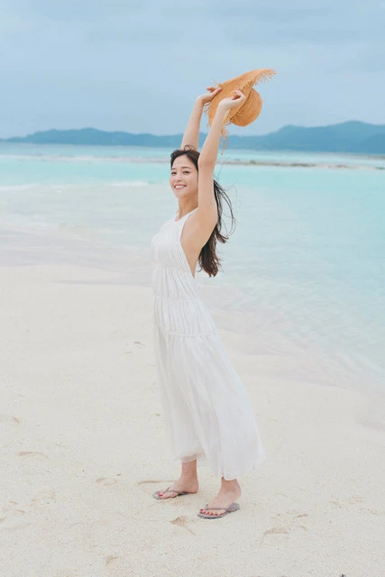 鷲見玲奈ファースト写真集より