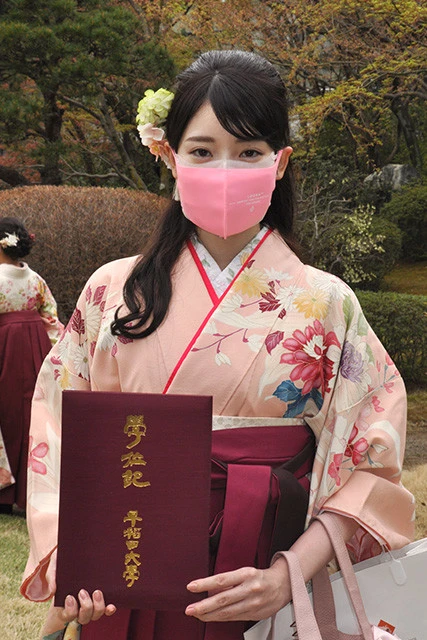 写真は元女流棋士の竹俣紅アナ。１９９８年６月２７日生まれ、東京都出身。中学２年生のときに女流棋士としてデビュー。早稲田大学政治経済学部卒業後、２０２１年にフジテレビに入社