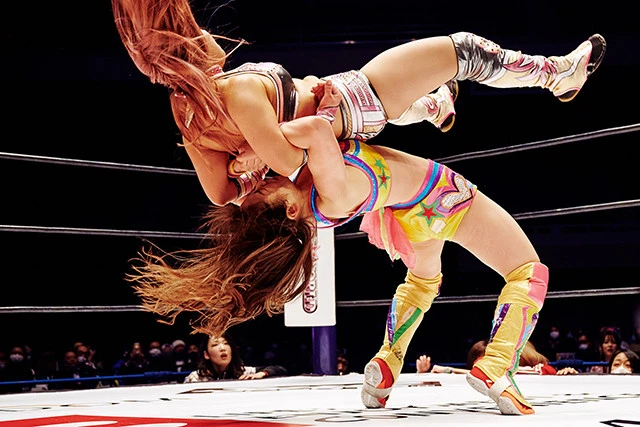 グラレスラーの後輩・白川未奈をターガースープレックスホールドを決め、撃破