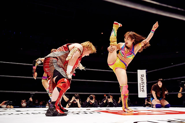 レジェンド、長与千種にゆずポンキックを炸裂させる。「まさか同じリングに上がれるとは思ってなかったのでドキドキしましたが思い切っていきました!」