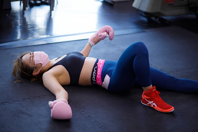 大会前は連日、ジムに通い練習に励む。ミット打ちなど現役時代そのままの激しさで自らを追い込んだ