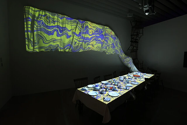 プロジェクションマッピングの技術が使われている「狂ったお茶会」の展示。変化していく色彩は見ごたえ抜群