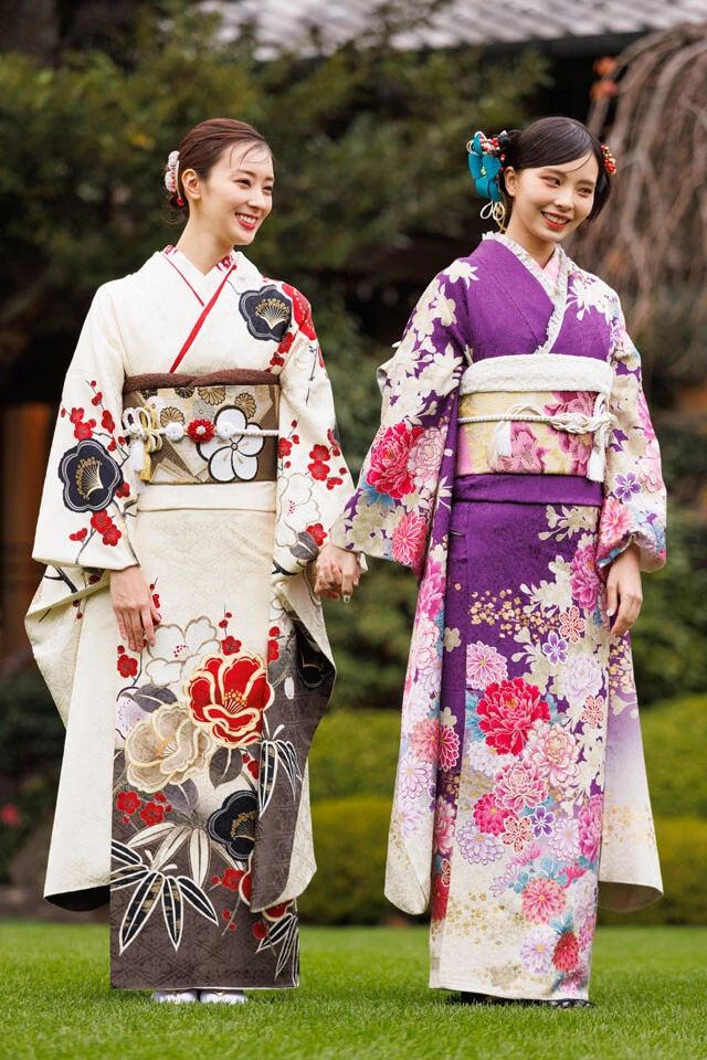 手を繋ぎ、撮影場を移動する川口と宮本