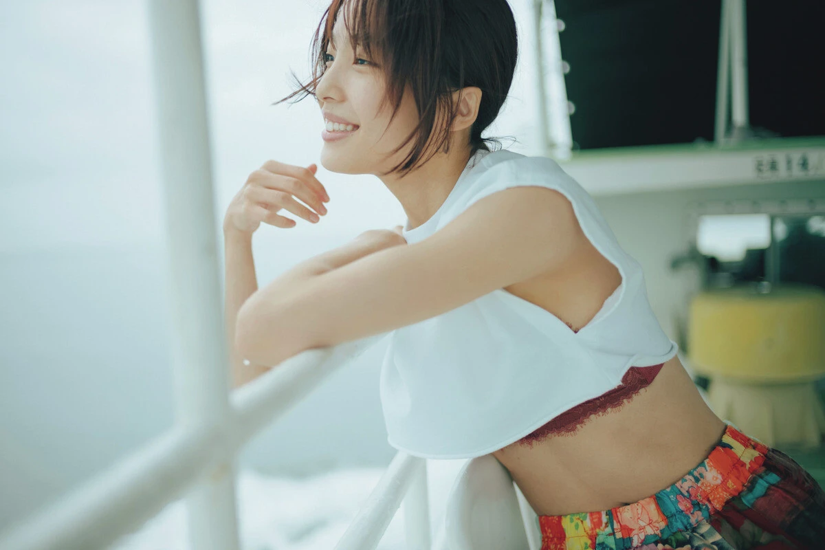 『週刊プレイボーイ』に水着グラビアで登場した芋生 悠