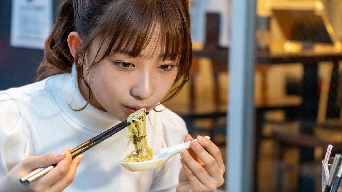女優・石川翔鈴がスパイシーな本格担々麺をちゅるちゅる