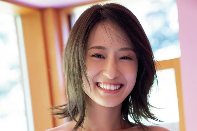 美鎖骨系スレンダー巨乳美女・澄田綾乃「子供の頃、ヘビに取りつかれてました」