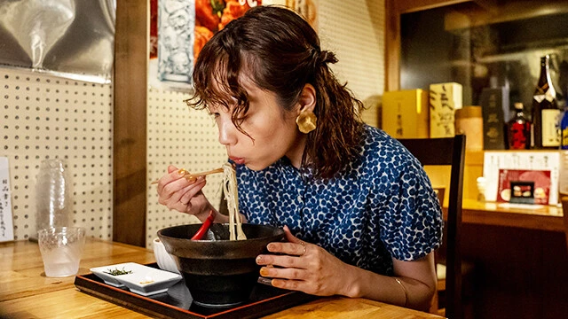 女優・清水くるみが名古屋で話題のラーメンを食べる!【新企画・動画あり】