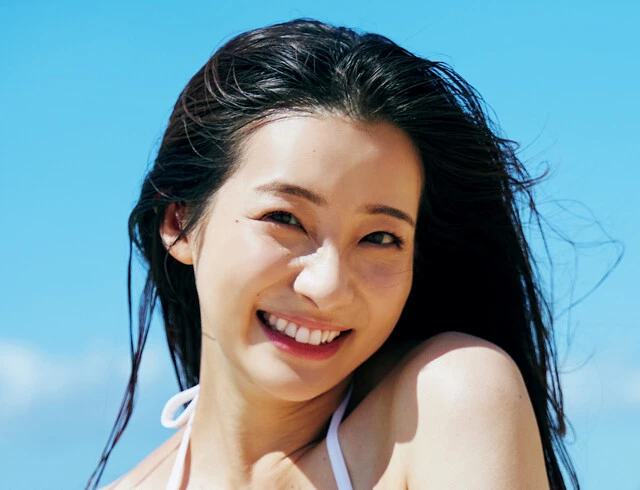 １５周年＆３０歳を迎える足立梨花「グラビアやるまでは自分のお尻がいいって思ったことがなかったです」