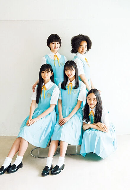 誌面には全25人のメンバーが登場。(写真はその中の5名。左上から時計回りにあんどうはな、すずきみあいムェンドワ、ともだりのあ、いまもりまなか、ちばひなの)