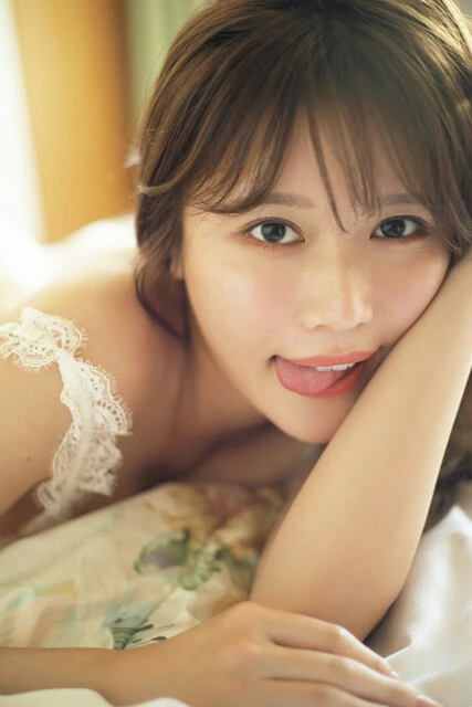 『週刊プレイボーイ』に水着グラビアで登場した小日向ゆか