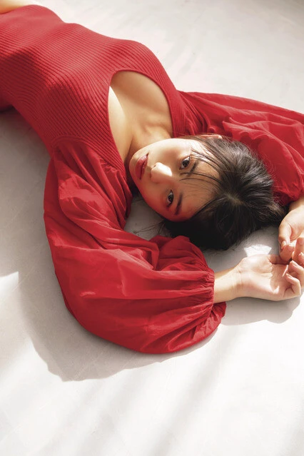 『週刊プレイボーイ』に水着グラビアで登場した菊地姫奈