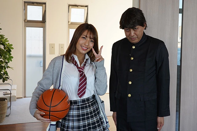 カツラをかぶって高1男子になりきる長谷川さん。夢見ていた「バスケ部の2コ上の先輩との恋」が実現