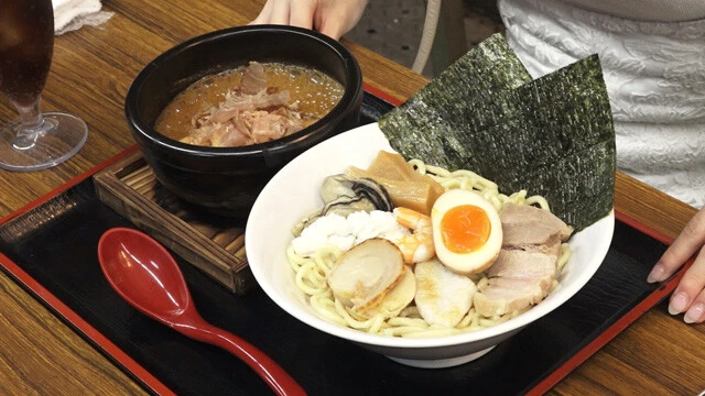 『魚介つけ麺海鮮盛り』（１１００円・税込）