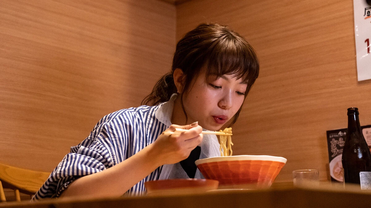 女優・村田寛奈がすするピリリ辛味噌ラーメン