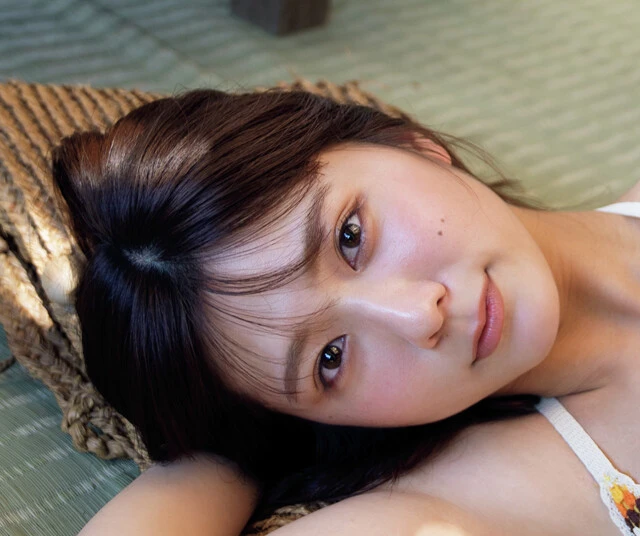 AKB48の〝みんなの嫁〟清水麻璃亜が初ソログラビア 「見せたことのない表情をしちゃってたと思います」