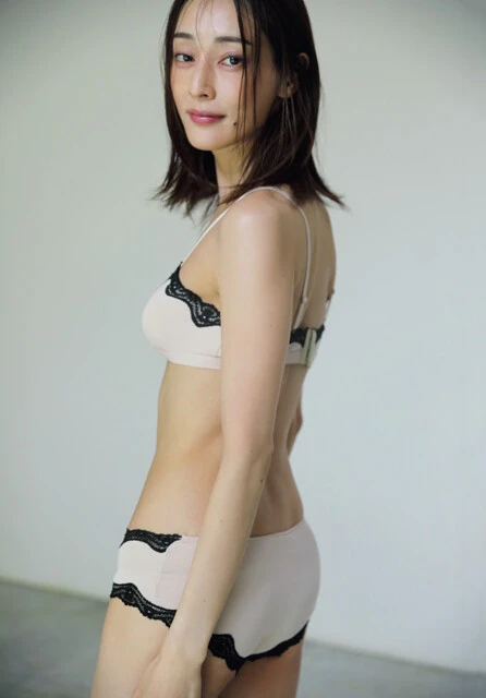 『週刊プレイボーイ』に水着グラビアで登場した池田夏希