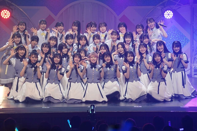 1期生、ドラフト3期生、2期生の34人がステージに登場!