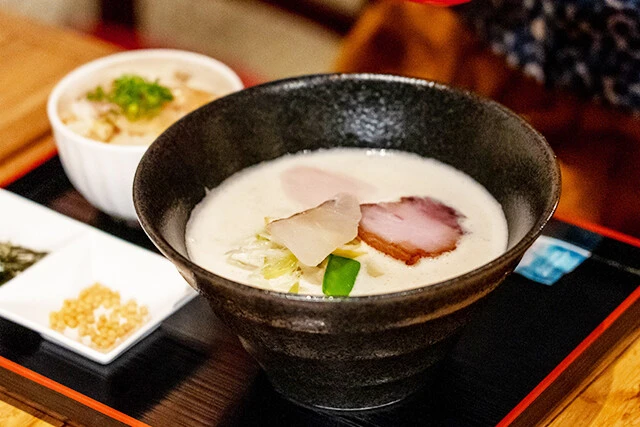 元祖!! 三河鯛白湯らぁ麺（塩）／1000 円（税込）、 鯛茶漬け風セット／450 円（税込）