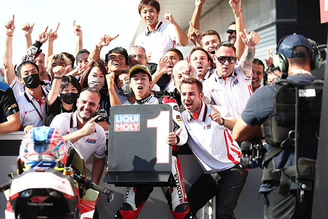 母国グランプリで今シーズン３勝目を挙げた小椋（中央）。現在、年間チャンピオン争い２位につけている。王座奪取に期待